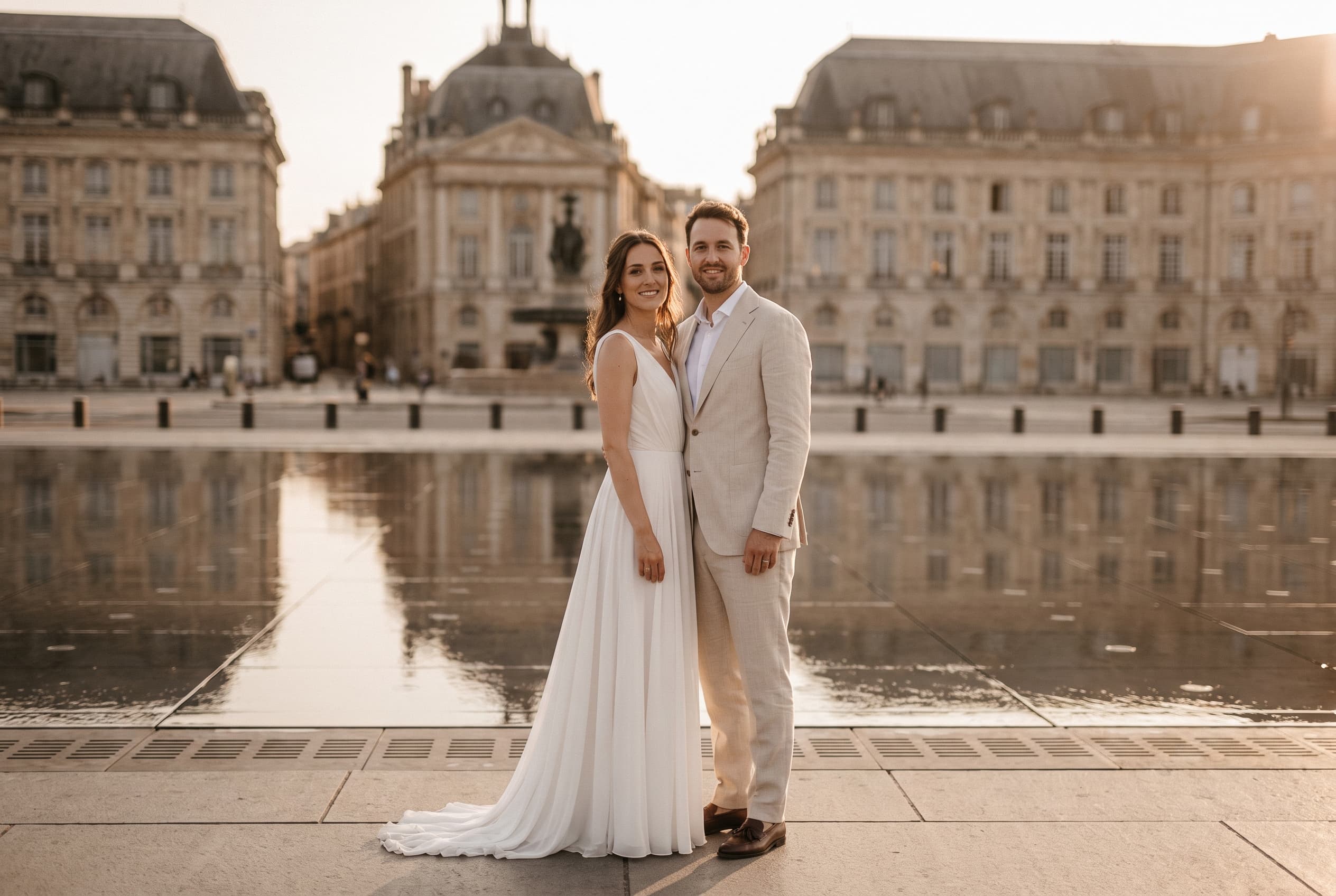 Couple de mariés sur les quais de Bordeaux, le miroir d'eau de la place de la Bourse — galerie photo mariage à Bordeaux