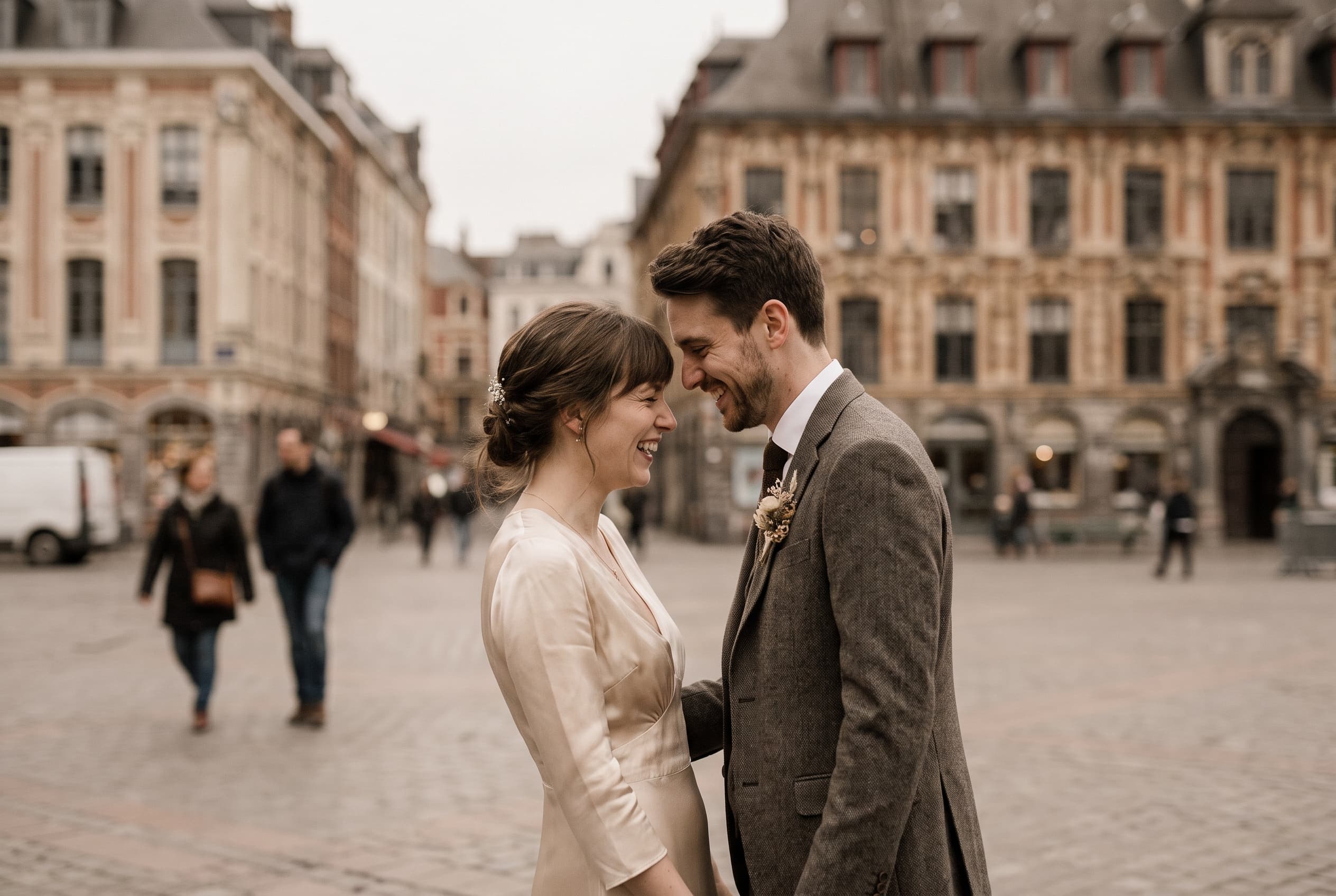 Couple de mariés sur la Grand-Place de Lille, façades flamandes — galerie photo mariage à Lille
