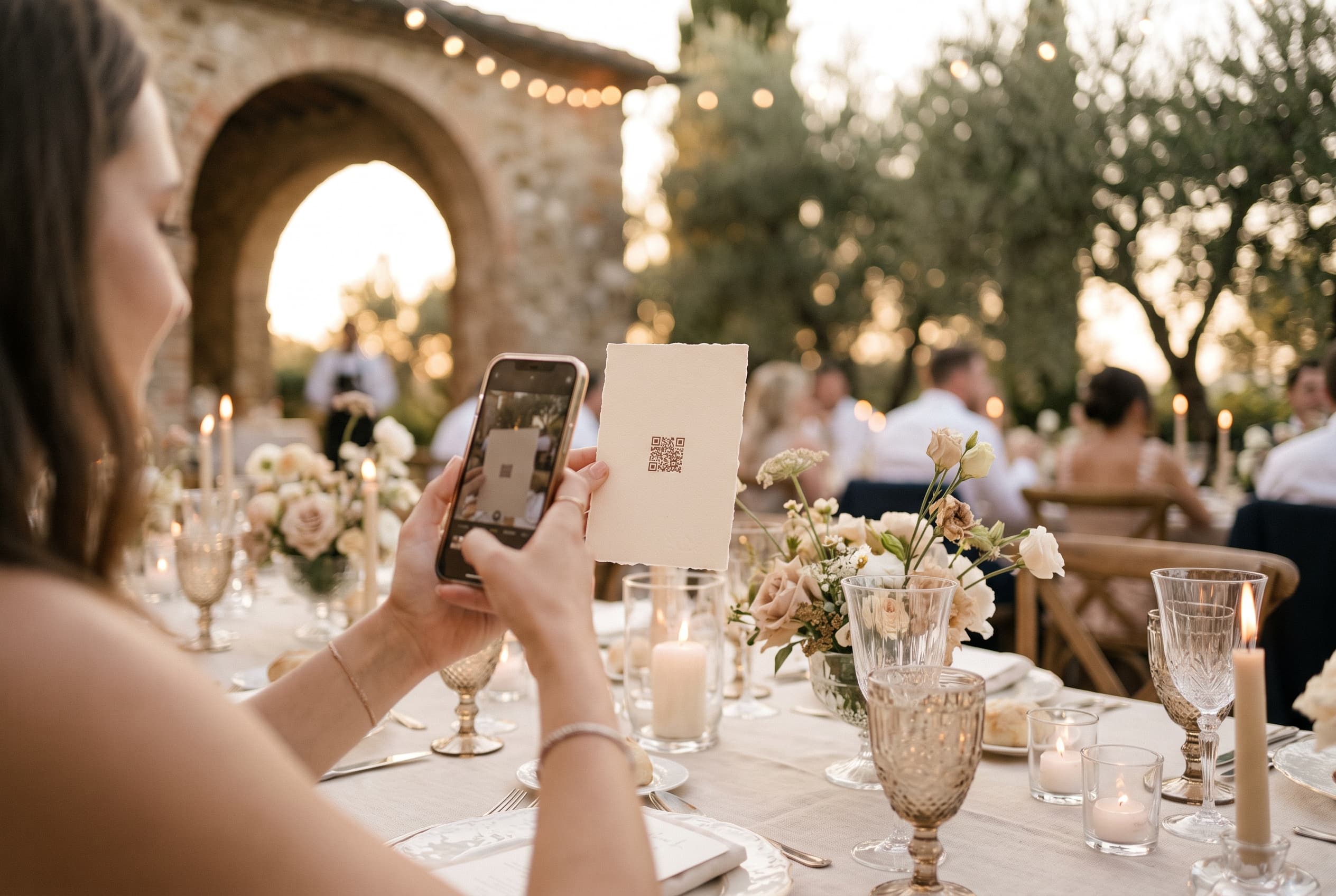 Invité de mariage scannant un QR code sur un marque-table avec son smartphone pendant la réception