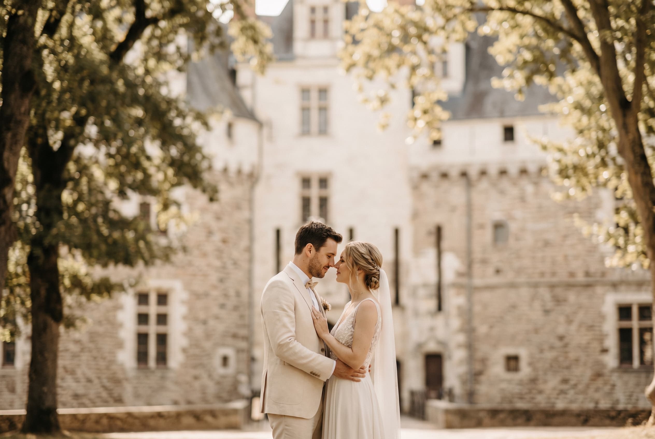 Couple de mariés devant le château des ducs de Bretagne à Nantes — galerie photo mariage à Nantes