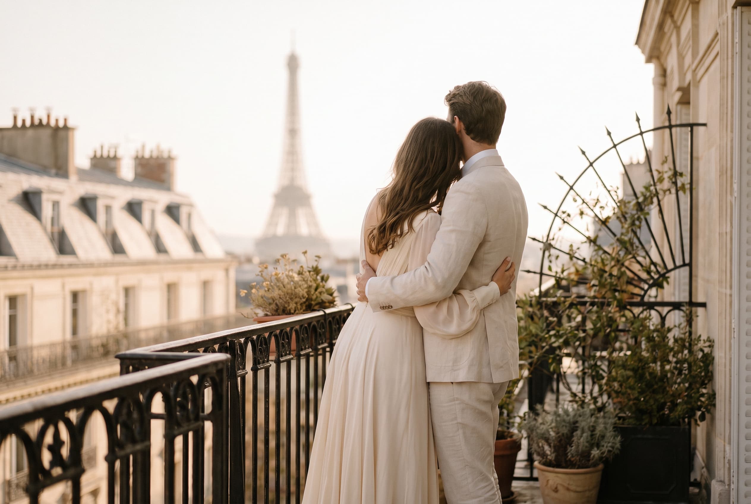 Couple de mariés sur un toit parisien, la tour Eiffel au loin — galerie photo mariage à Paris