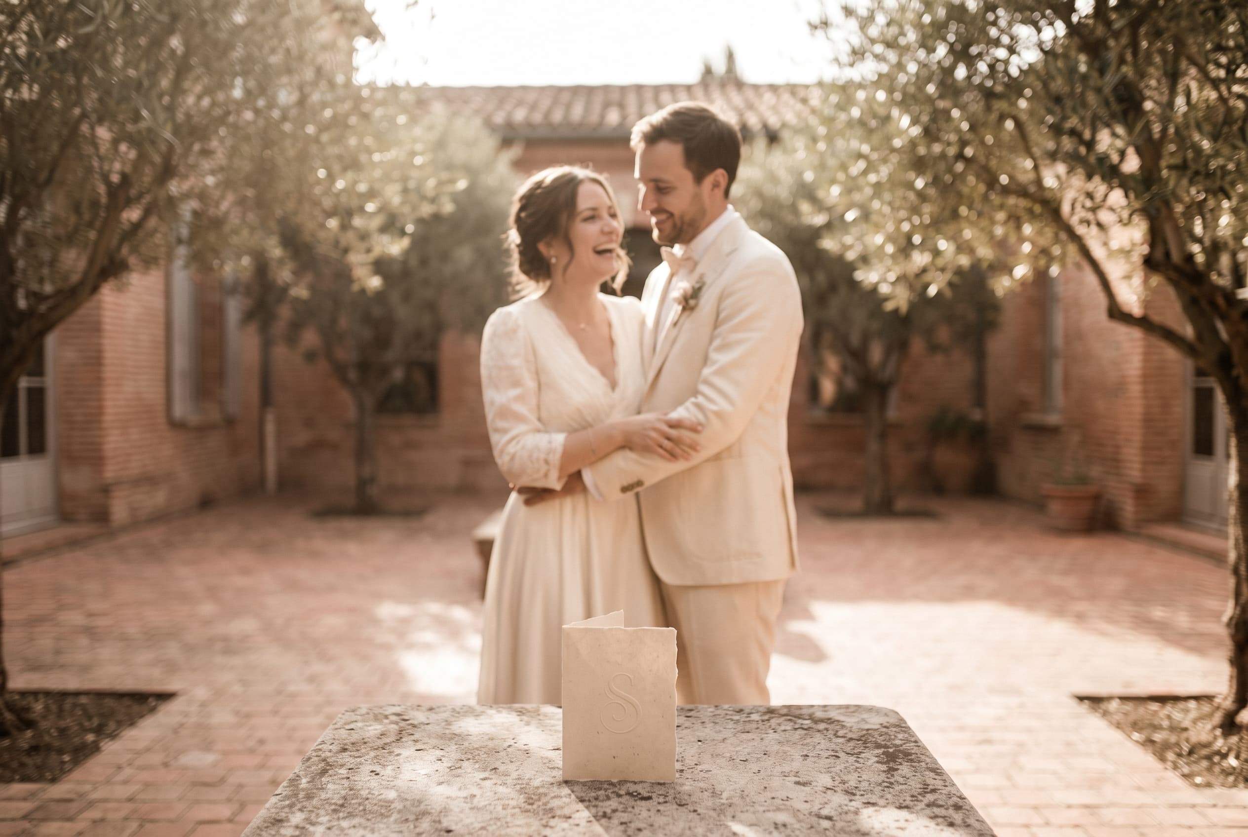 Couple de mariés dans une cour de brique rose à Toulouse — galerie photo mariage à Toulouse